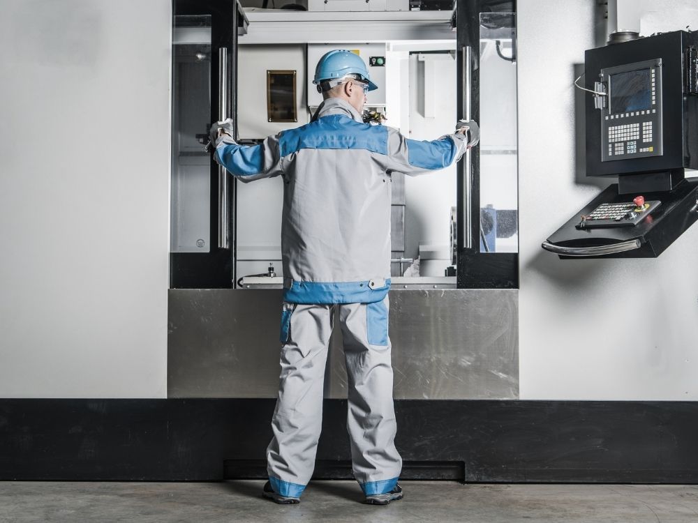 CNC makinesi başında çalışan bir operatör.